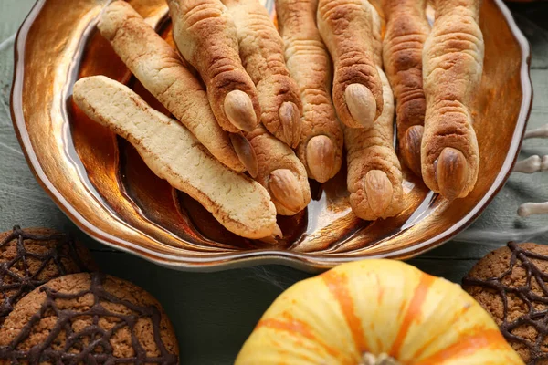 Teller Mit Halloween Plätzchen Und Kürbis Auf Grünem Holzgrund Nahaufnahme — Stockfoto