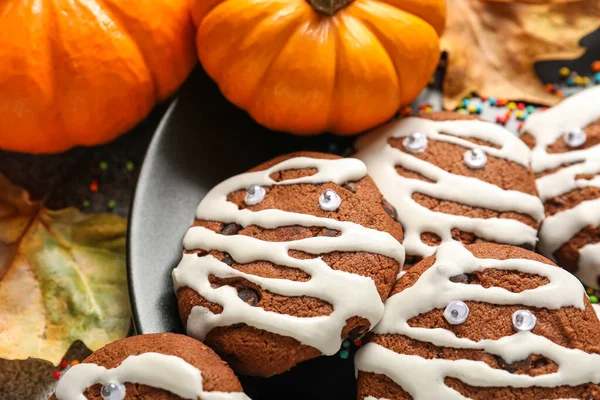Plate Halloween Mummy Cookies Pumpkins Fallen Leaves Dark Background Closeup — Stock Photo, Image
