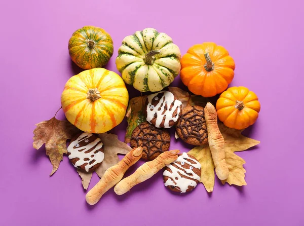 Halloween Cookies Fallen Leaves Pumpkins Violet Background — Stock Photo, Image