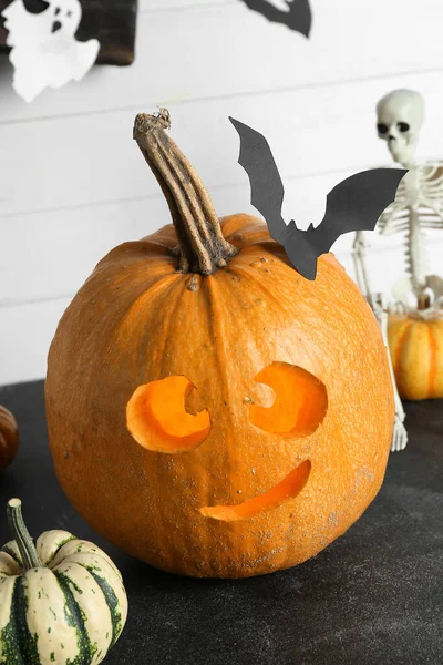 Gesneden Halloween Pompoen Met Papieren Knuppel Tafel Buurt Van Witte — Stockfoto