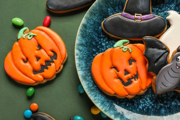 Schüssel Mit Halloween Plätzchen Und Bonbons Auf Grünem Hintergrund Nahaufnahme — Stockfoto