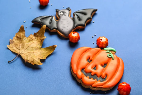 Biscoitos Halloween Saborosos Doces Folha Caída Fundo Azul Close — Fotografia de Stock