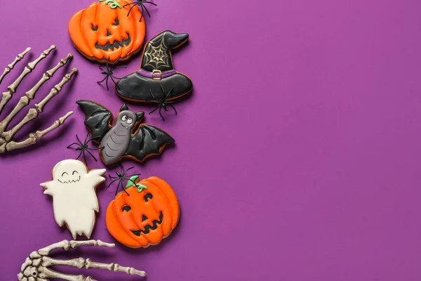 Chutné Halloween Sušenky Kostlivce Ruce Fialovém Pozadí — Stock fotografie