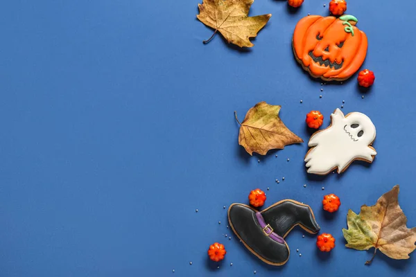 Chutné Halloween Sušenky Cukroví Spadlé Listy Modrém Pozadí — Stock fotografie