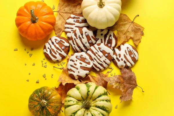 Halloween Mummy Cookies Pumpkins Fallen Leaves Yellow Background — Stock Photo, Image