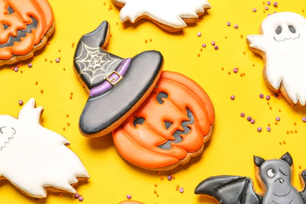 Chutné Halloween Cookies Posypky Žlutém Pozadí Detailní Záběr — Stock fotografie