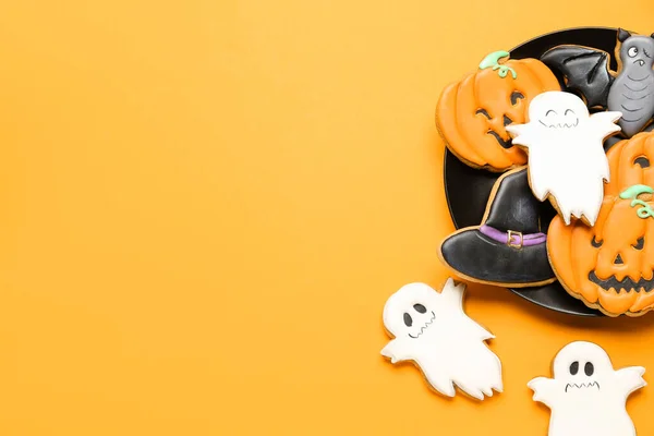 Piatto Con Gustosi Biscotti Halloween Sfondo Arancione — Foto Stock