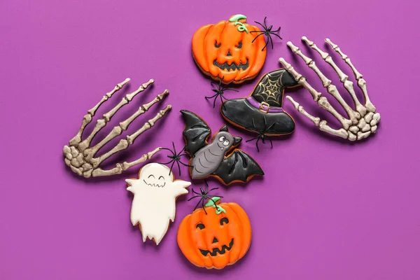 Ízletes Halloween Cookie Csontváz Kezét Lila Háttér — Stock Fotó