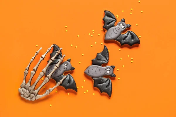 Chutné Halloween Bat Cookies Kostra Ruka Oranžovém Pozadí — Stock fotografie