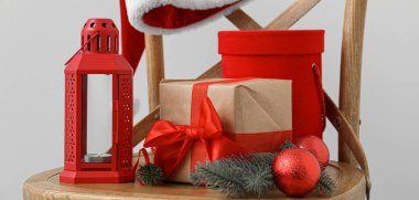 Noel hediyeli sandalye, ışık arka planda fener ve dekor.