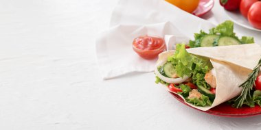 Beyaz zemin üzerinde lezzetli donör kebap tabağı metin için yer, yakın çekim