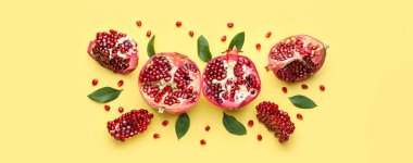 Sarı zemin üzerinde olgun, lezzetli nar.