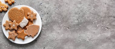 Gri zemin üzerinde tatlı Noel kurabiyeleri tabağı metin için yer var, üst görünüm