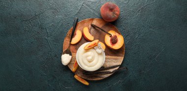 Bir kase lezzetli vanilyalı puding ve şeftali.