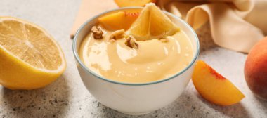 Hafif arka planda meyveli bir kase lezzetli puding, yakın plan.