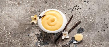 Bir kase lezzetli vanilyalı puding. Arka planda, üst tarafta.