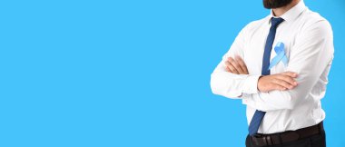 Renkli arka planda açık mavi kurdeleli ve metin için yeri olan bir adam. Prostat kanseri farkındalığı