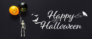 Siyah arka planda balonları olan iskelet. Cadılar Bayramı