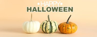 Bal kabakları ve metin Bej arkaplanda Mutlu Cadılar Bayramı