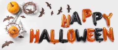 Balonlardan, balonlardan ve beyaz arkaplandaki dekordan yapılmış Cadılar Bayramınız kutlu olsun.