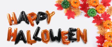 Balonlardan, kabaklardan ve beyaz arkaplanda sonbahar yapraklarından oluşan Cadılar Bayramınız kutlu olsun.