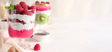 Bir bardak nefis chia pudingi. Ahududulu ve hafif arkaplanlı. Mesaj için yeri var.