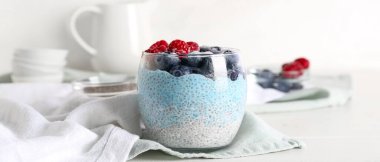 Masada böğürtlenli bir bardak Chia pudingi.