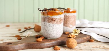 Bardaklar dolusu lezzetli vanilyalı puding ve Chia tohumları.