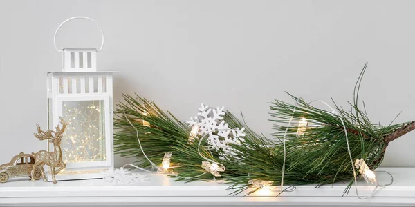 Lanterna Decoração Natal Mesa Contra Fundo Luz — Fotografia de Stock