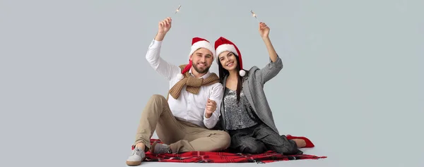 Glückliches Junges Paar Mit Wunderkerzen Auf Grauem Hintergrund — Stockfoto