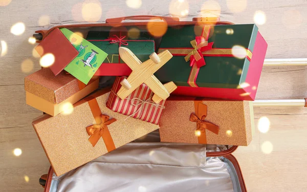 Otwarta Walizka Pudełkami Drewnianym Samolotem Podłodze Koncepcja Świąt Bożego Narodzenia — Zdjęcie stockowe