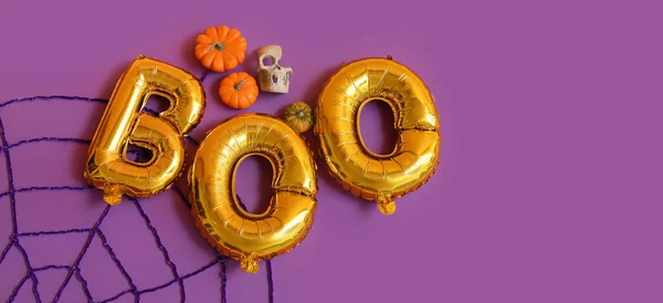 Word Boo Aus Luftballons Und Halloween Dekor Auf Violettem Hintergrund — Stockfoto