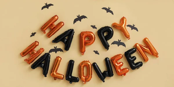 Tekst Happy Halloween Balonów Papierowych Nietoperzy Beżowym Tle — Zdjęcie stockowe