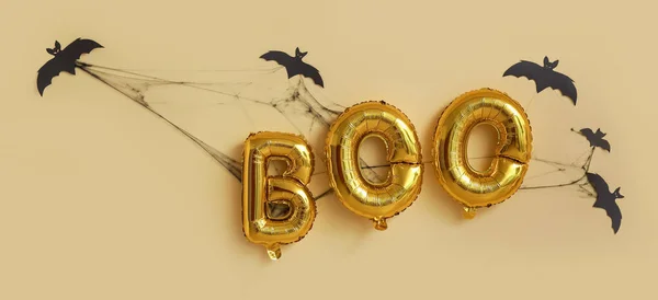 Word Boo Wykonane Balonów Pajęczyny Papierowych Nietoperzy Beżowym Tle — Zdjęcie stockowe
