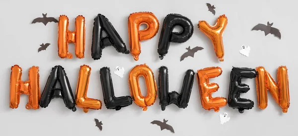 Text Happy Halloween Gjord Ballonger Och Pappersfladdermöss Ljus Bakgrund — Stockfoto