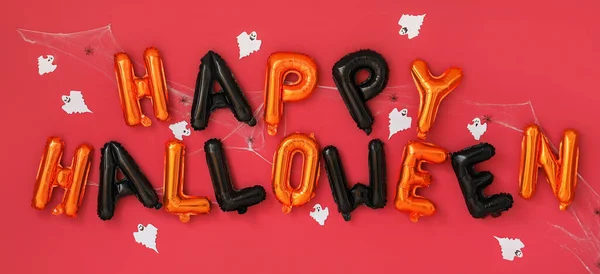 Texto Happy Halloween Hecho Globos Fantasmas Papel Sobre Fondo Rojo —  Fotos de Stock