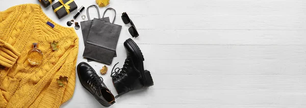 风格别致的女装 礼品盒和购物袋放在白色木制背景上 并留有文字空间 黑色星期五发售 — 图库照片