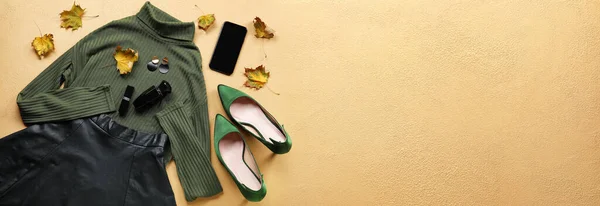Stijlvolle Vrouwelijke Kleding Accessoires Mobiele Telefoon Herfst Bladeren Kleur Achtergrond — Stockfoto