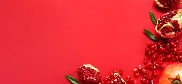 Tasty Ripe Pomegranate Pieces Red Background Space Text Top View — Stock Photo, Image