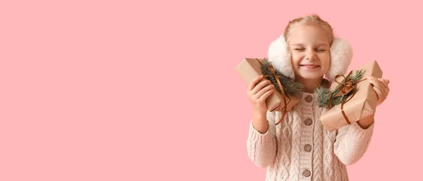 Смішна Дівчинка Тримає Різдвяні Подарунки Рожевому Тлі Простором Тексту — стокове фото