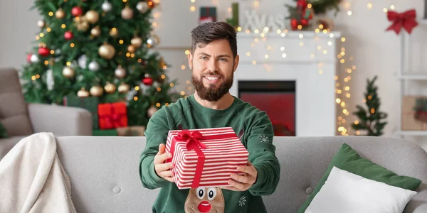 Glücklicher Bärtiger Mann Mit Weihnachtsgeschenk Hause — Stockfoto