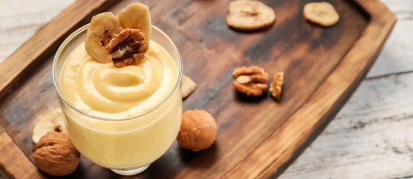 Glas Leckerer Pudding Mit Banane Und Nüssen Auf Holzgrund Nahaufnahme — Stockfoto