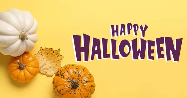 Calabazas Texto Happy Halloween Sobre Fondo Amarillo Vista Superior —  Fotos de Stock
