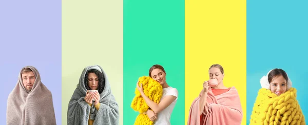 Gruppe Verschiedener Menschen Mit Warmen Plaids Auf Farbigem Hintergrund Konzept — Stockfoto