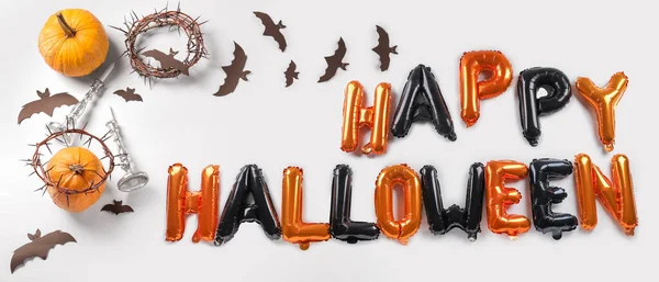 Balonlardan, balonlardan ve beyaz arkaplandaki dekordan yapılmış Cadılar Bayramınız kutlu olsun.