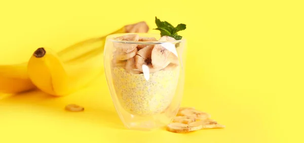 Ποτήρι Νόστιμης Πουτίγκας Μπανάνας Σπόρους Chia Κίτρινο Φόντο — Φωτογραφία Αρχείου