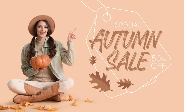 Плакат Осенней Распродажи Красивой Молодой Женщиной Держащей Тыкву Бежевом Фоне — стоковое фото