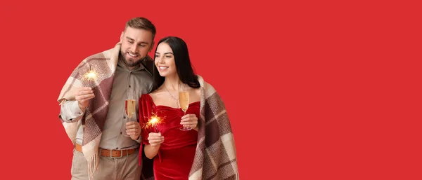 快乐的年轻夫妇 圣诞彩灯 红色背景的香槟 还有文字空间 — 图库照片