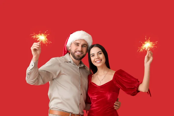 Щаслива Молода Пара Різдвяними Блискітками Червоному Тлі — стокове фото