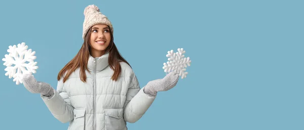 Bela Jovem Sorridente Segurando Grandes Flocos Neve Fundo Azul Claro — Fotografia de Stock